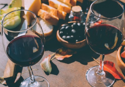 为什么新买的红酒会又酸又涩？解析葡萄酒口感之谜